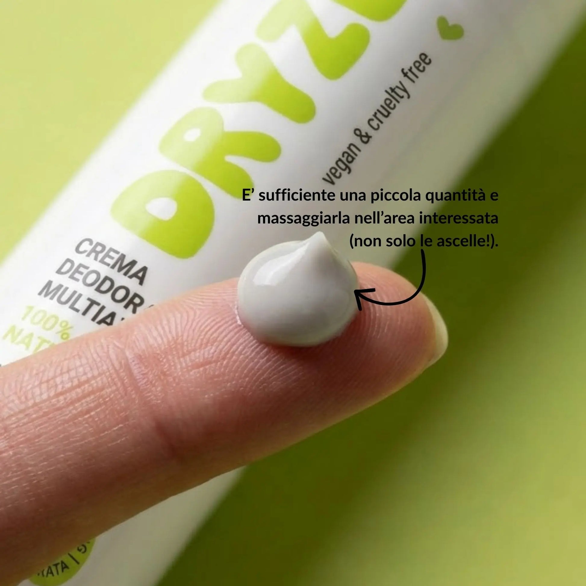 Dettaglio della texture in crema del deodorante naturale Dryze su un polpastrello, evidenziando la facilità di applicazione e la formula vegana.