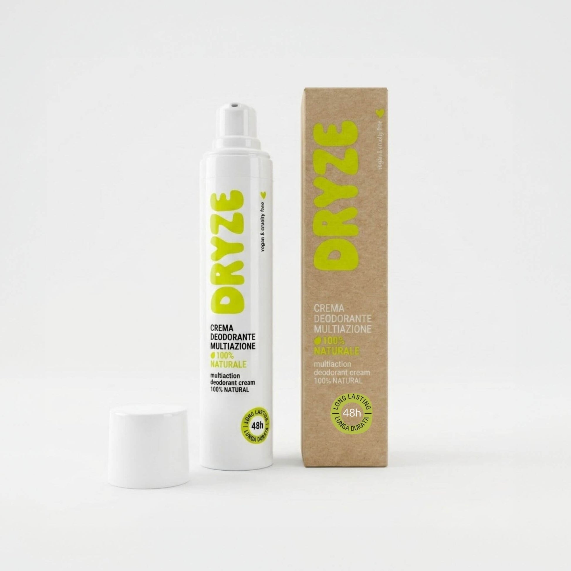 Flacone airless compatto da 50ml e astuccio in cartone naturale della Crema Deodorante Multiazione DRYZE. Deodorante in crema 100% naturale, vegano e formato viaggio, per protezione 48h su fondo bianco.