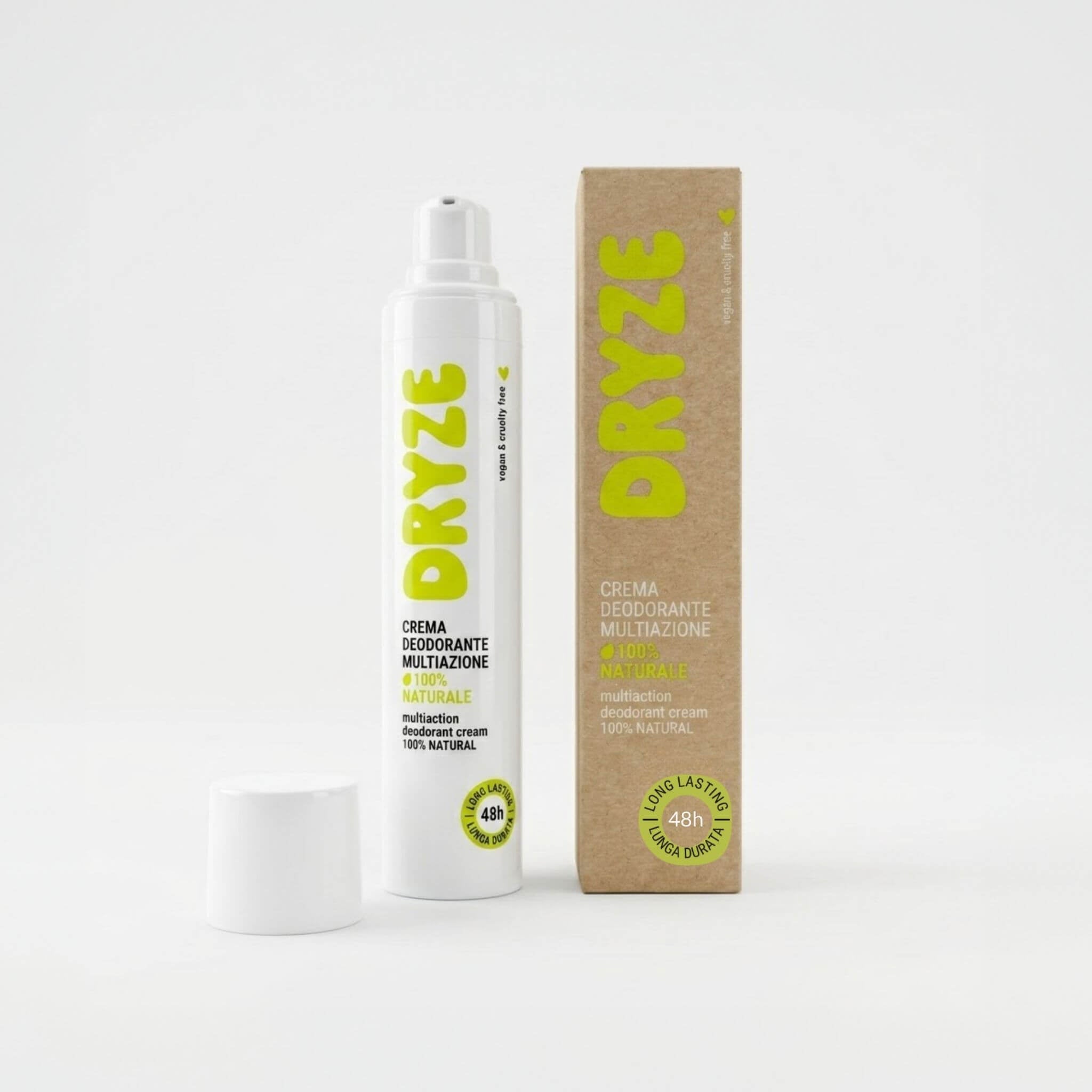 Flacone airless compatto da 50ml e astuccio in cartone naturale della Crema Deodorante Multiazione DRYZE. Deodorante in crema 100% naturale, vegano e formato viaggio, per protezione 48h su fondo bianco.