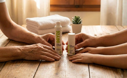 Crema deodorante naturale Dryze adatta a tutta la famiglia, mani di diverse generazioni su tavolo in legno.