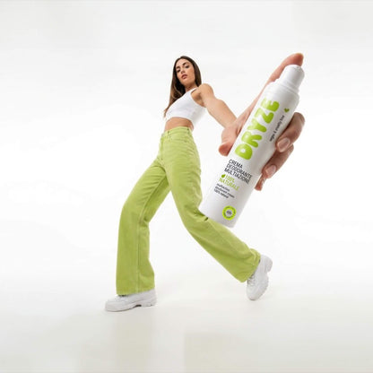 Ragazza che mostra la crema deodorante Dryze 50ml naturale multiazione