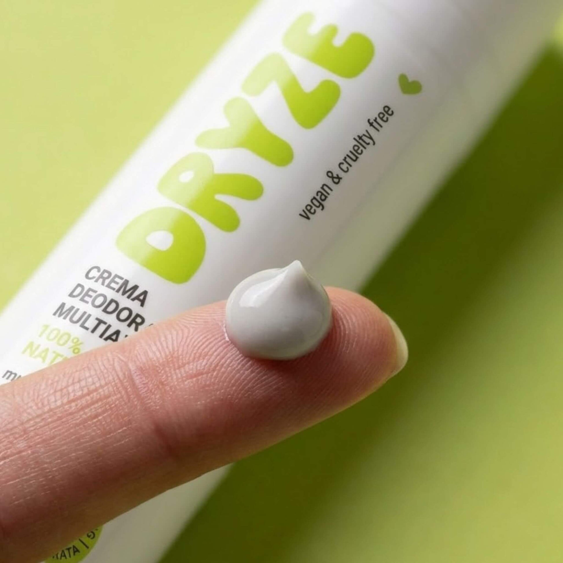 Dito che mostra la texture cremosa del deodorante Dryze, formula 100% naturale e vegan cruelty free.