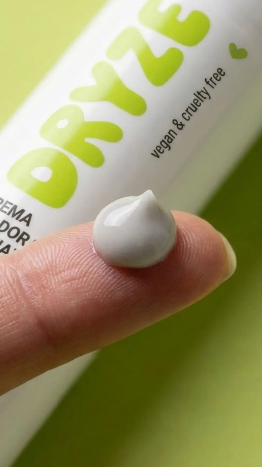 Dettaglio della texture in crema del deodorante naturale Dryze, formula vegana e cruelty-free, versione mobile.