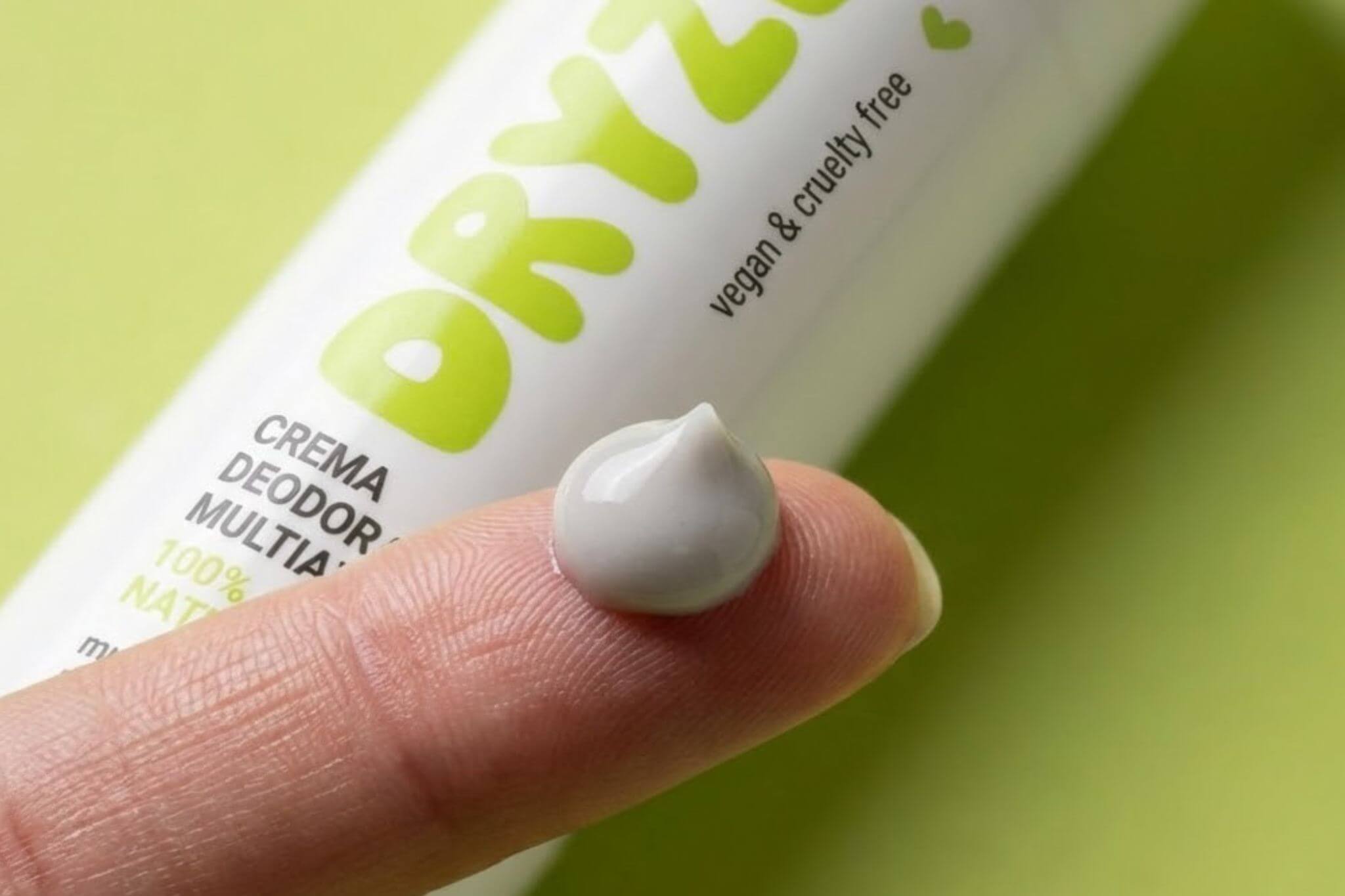 Dettaglio della texture in crema del deodorante naturale Dryzu, formula vegana e cruelty-free.