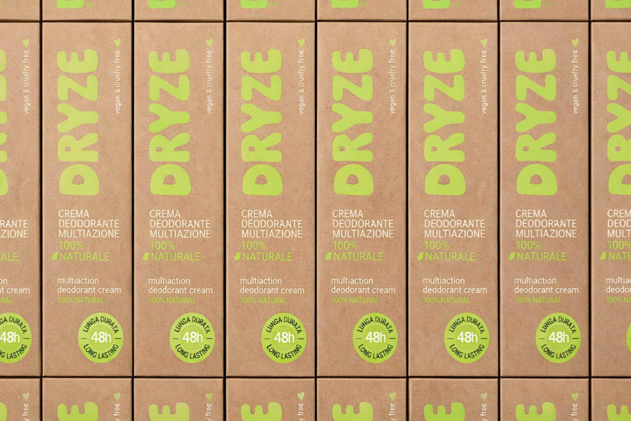 Primo piano deodorante naturale Dryze in acqua, formula rispettosa dei mari.