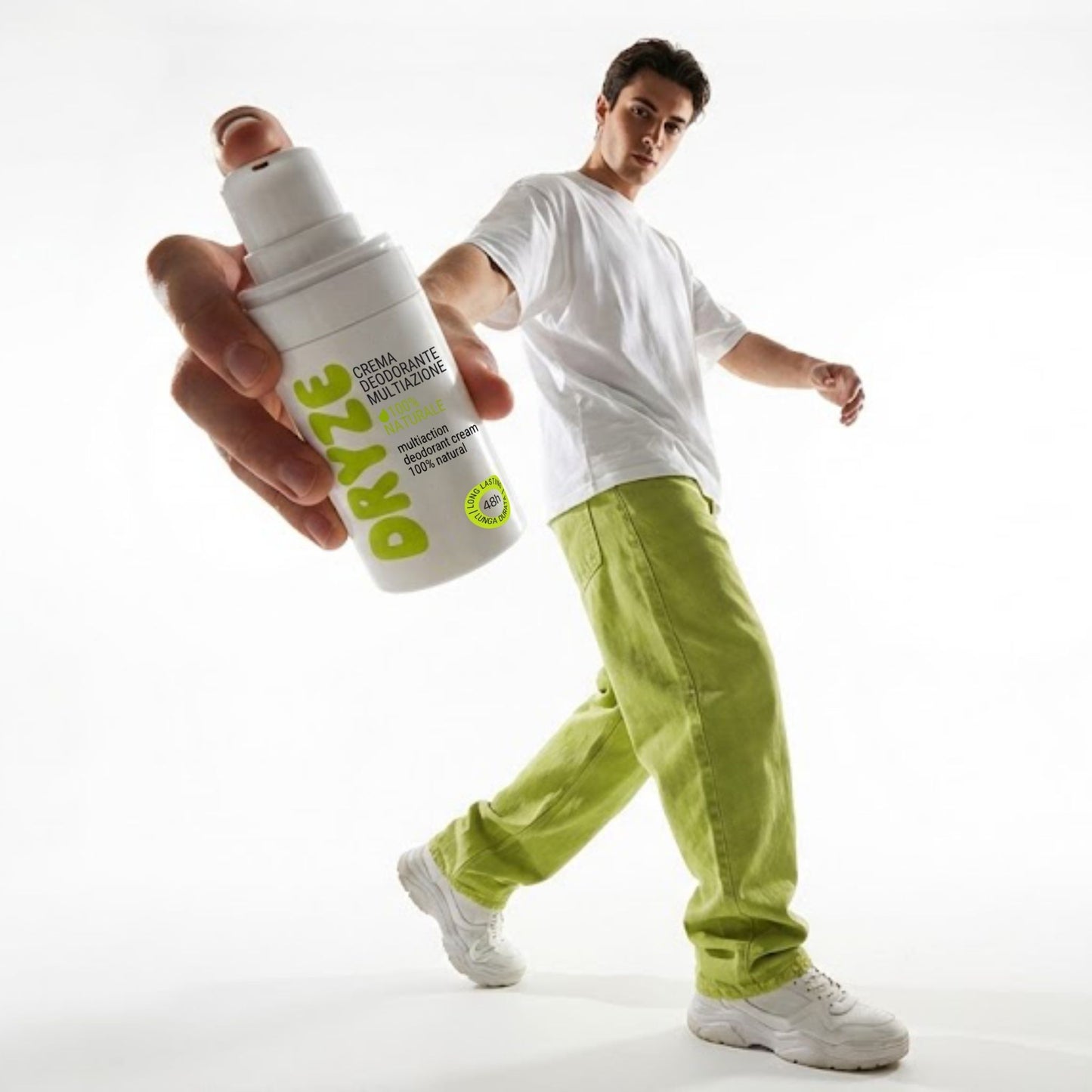 Ragazzo in movimento con deodorante crema Dryze: efficace per uomo, sport e vita attiva
