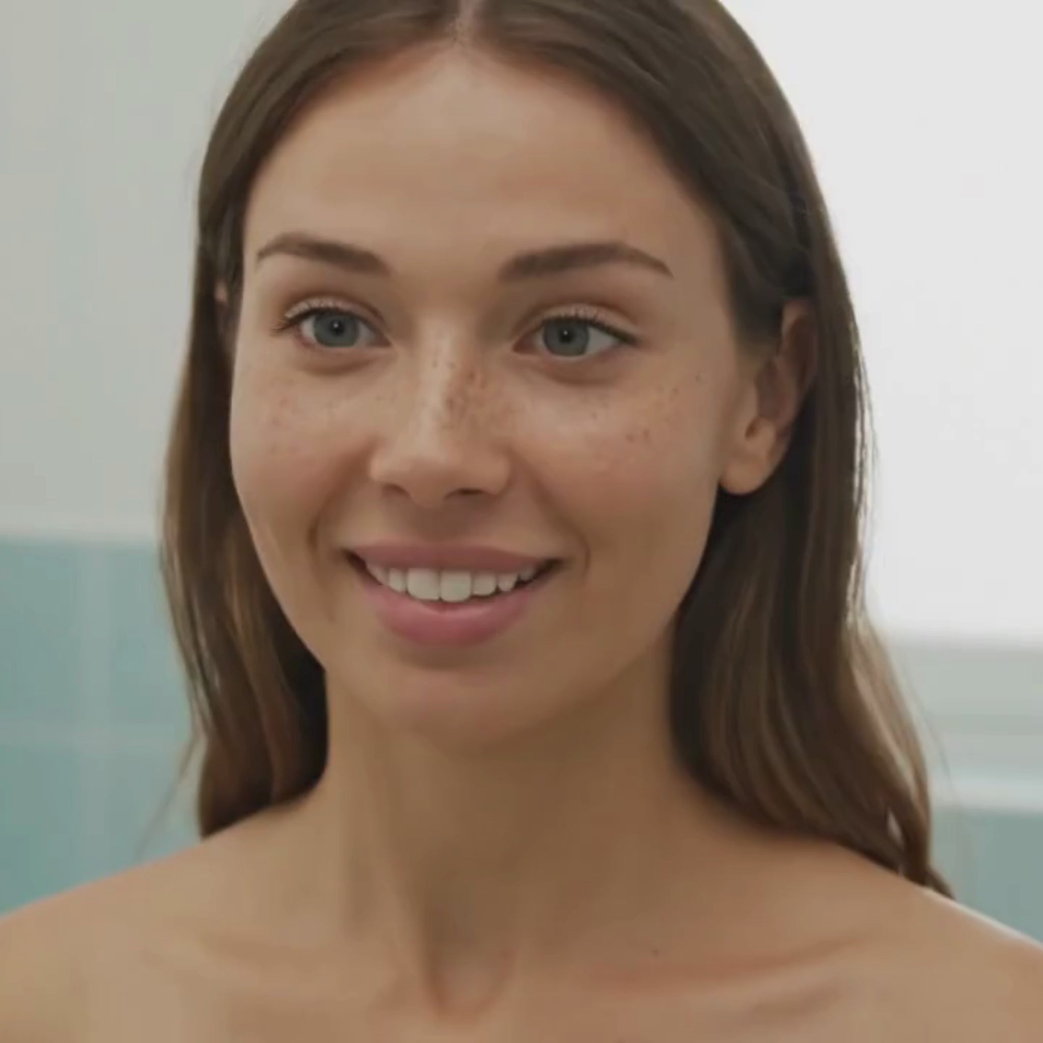 Donna che applica il deodorante in crema Dryze a lunga durata 48 ore.